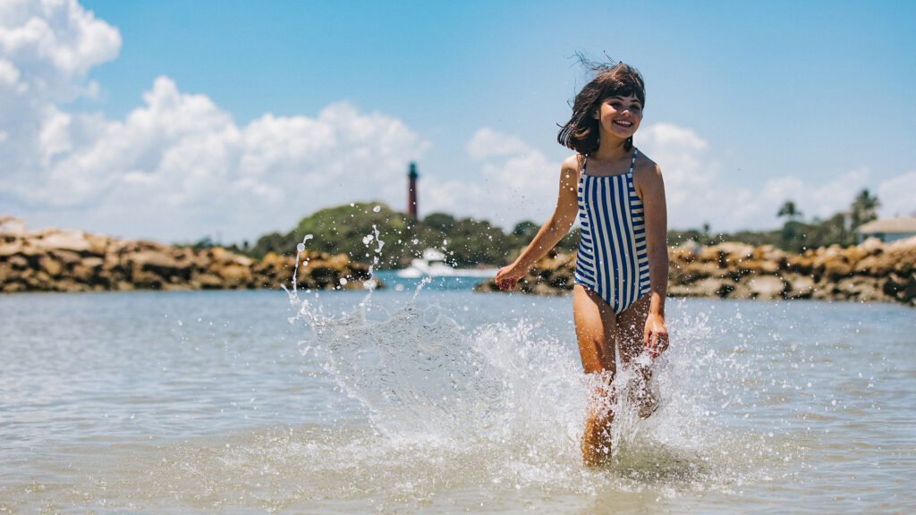 A little girl splashes in the water at Dubois Park in Jupiter, Florida.