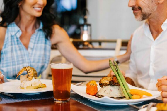 couple dining at latitudes