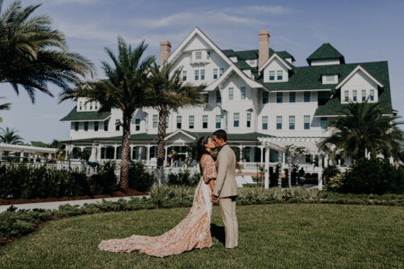 newlywed couple kissing by belleview hotel