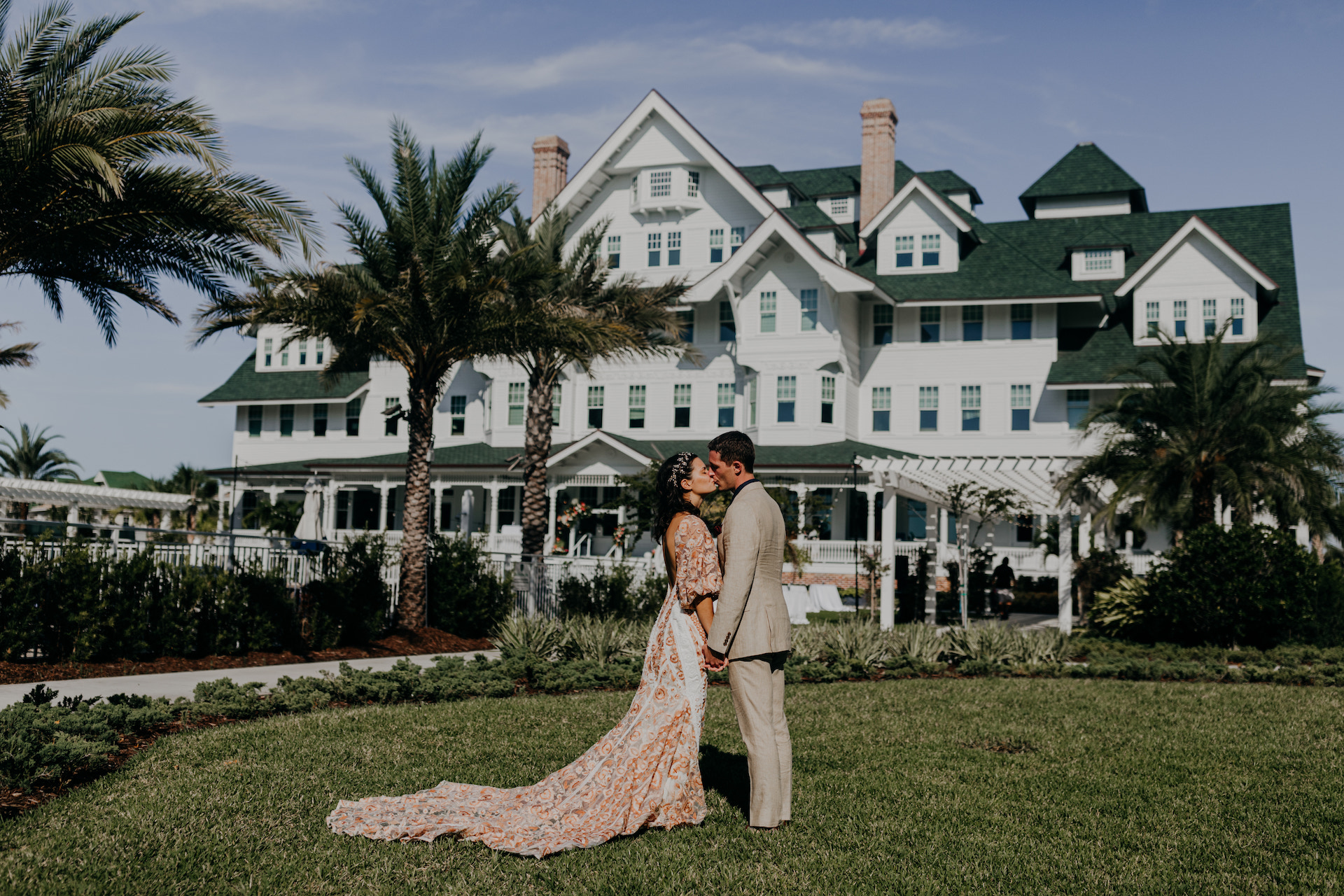 newlywed couple kissing by belleview hotel
